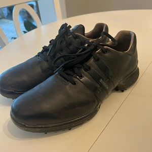 Acadia’s men’s tour360 golf shoes in black.